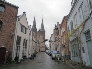 Smal straatje met gevels (Culturele 50 - Rondleiding door eigen stad of dorp maken)
